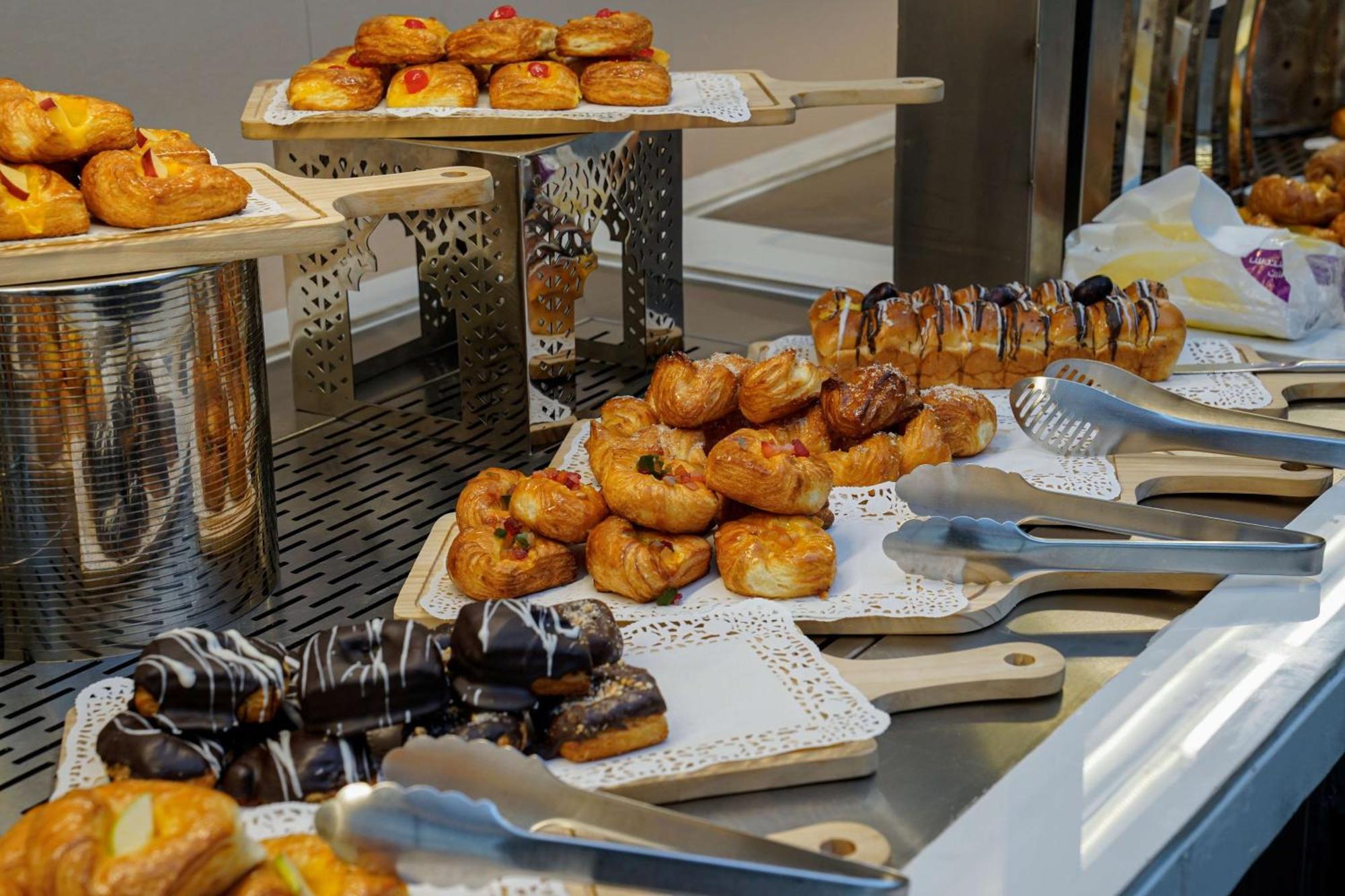 Western Danat Almansak Hotel
